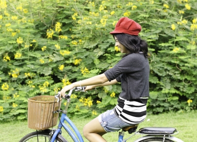 Mujer en bicicleta