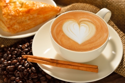 un café con un corazón de espuma